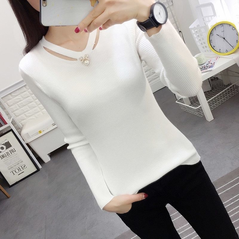 Winter Clothing Trends - Swetry z dekoltem w serek, dopasowane,